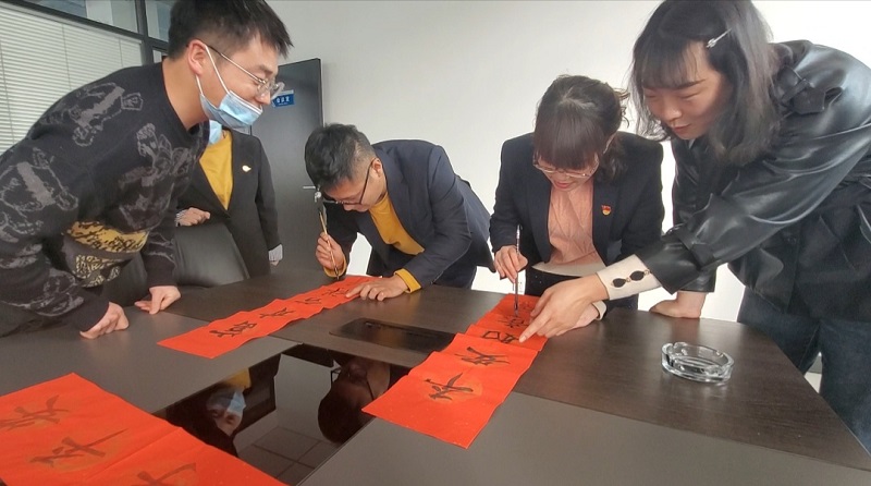 翰墨飄香添年味 迎春送福暖人心—智引公司工會(huì )舉辦“迎新春 寫(xiě)對聯(lián) 送祝?！敝黝}活動(dòng)
