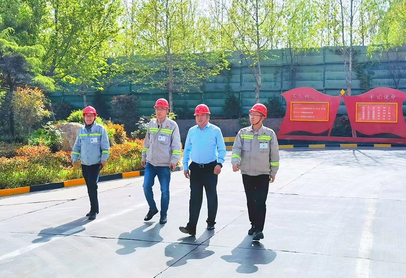 陜西建材科技公司副總經(jīng)理時(shí)啟林督導檢查富平公司“五一”假期應急值班值守、安全環(huán)保工作